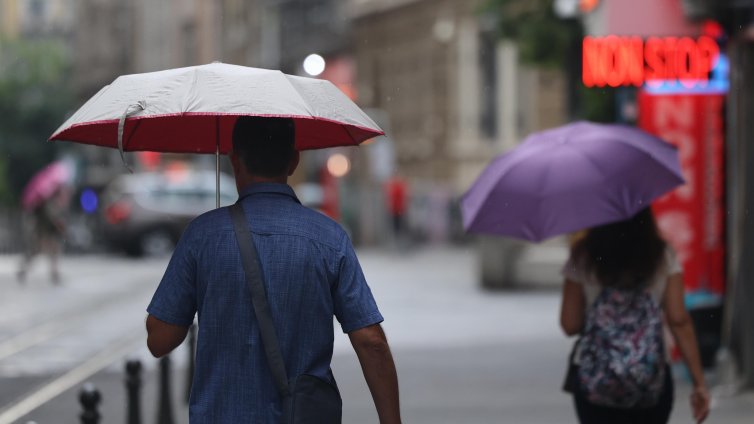 Времето днес: хладно и с превалявания