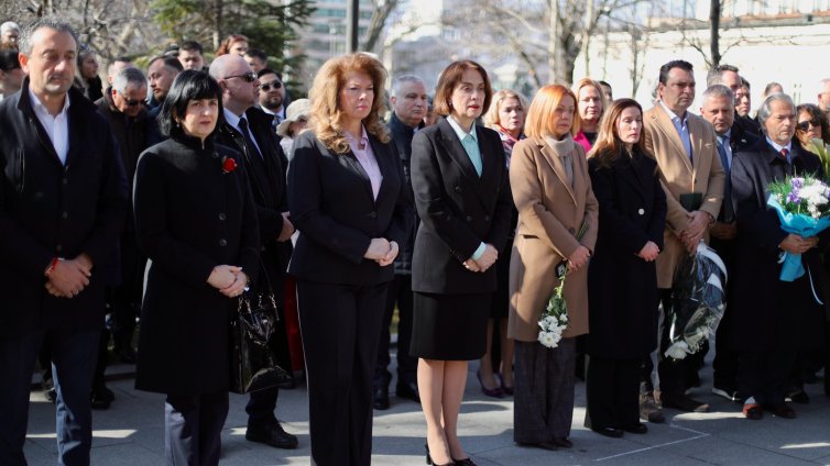 Йотова: Днес светът отново е разкъсан от омраза, разделение и противоречия СНИМКИ