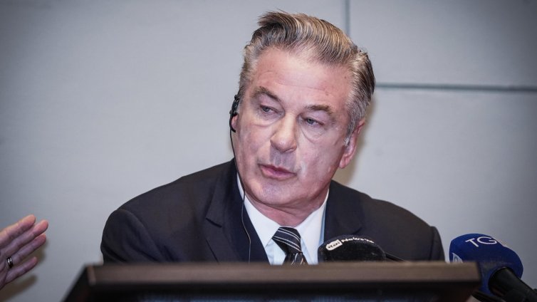 Алек Болдуин се заби в дърво с Range Rover-а си ВИДЕО