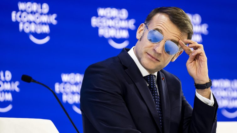 Френски представители разкриха защо Макрон носи авиаторски очила