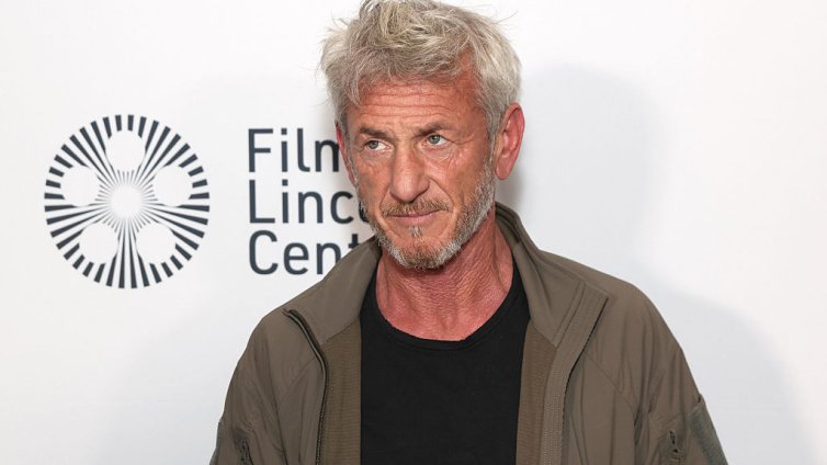 Скандално: Шон Пен си запали цигара по време на "Златен глобус"