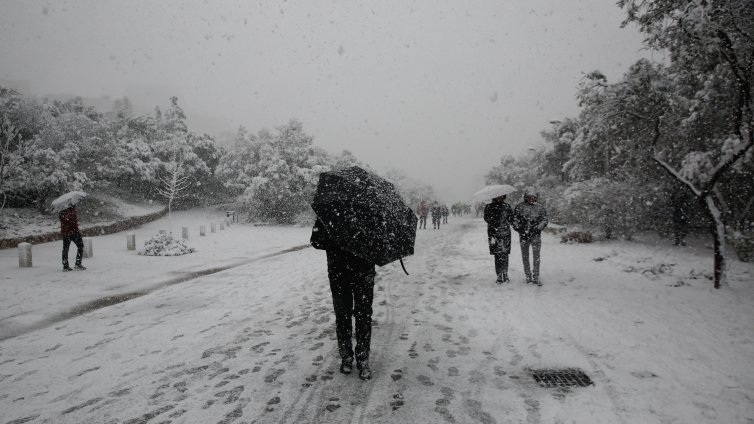Студове под нулата в цяла Гърция, снегът е до 20 см