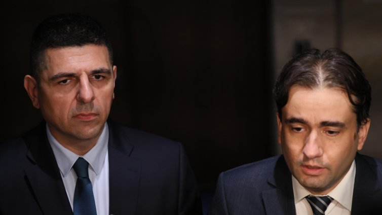 ДБ: МВР и прокуратурата да дадат информацията за запалените камиони за боклук