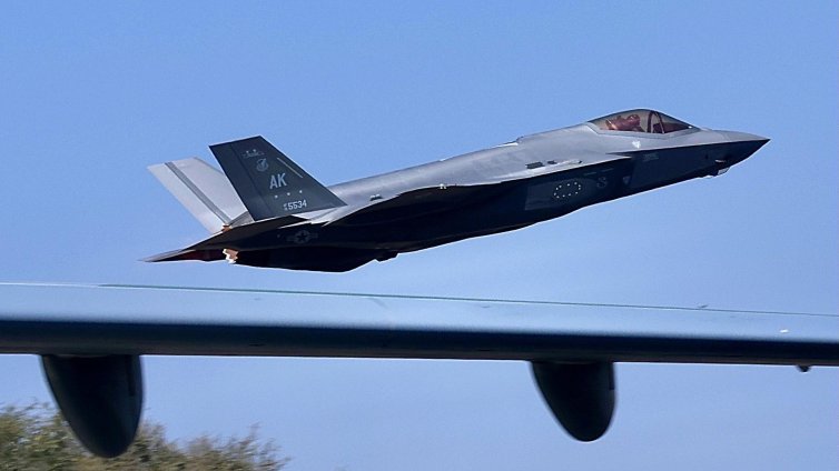 Полша вдигна бойни самолети във въздуха "превантивно" 