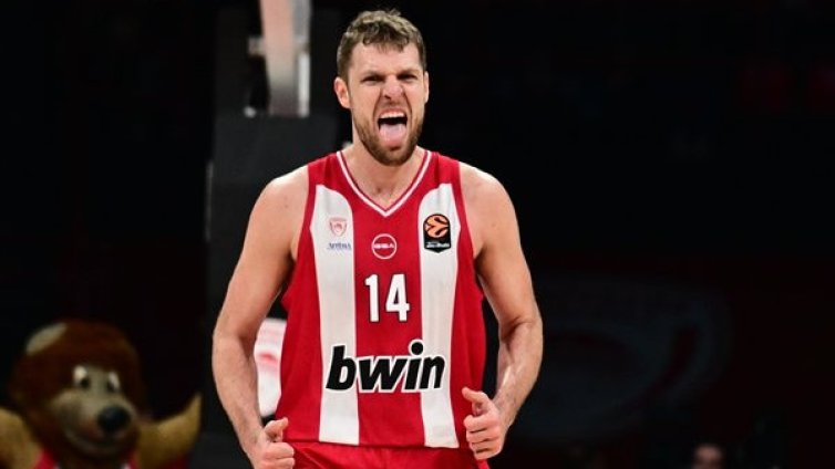 Джокович гледа Везенков при победа на "Олимпиакос"