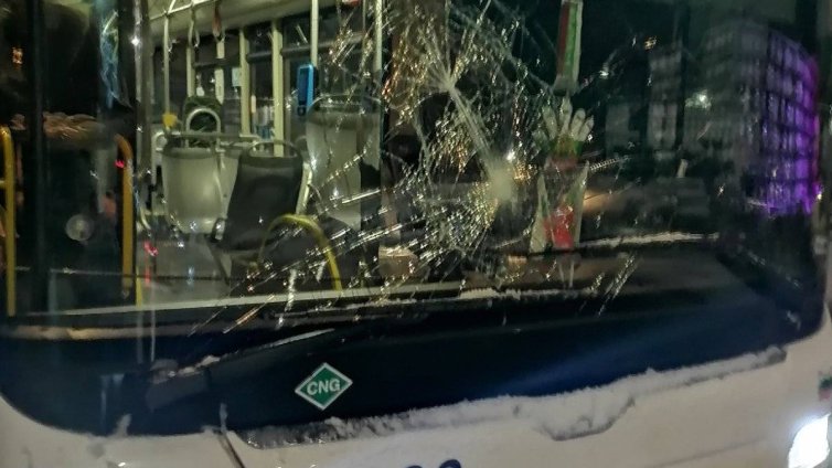 Хвърлиха камък по автобус на градския, издирват бандита