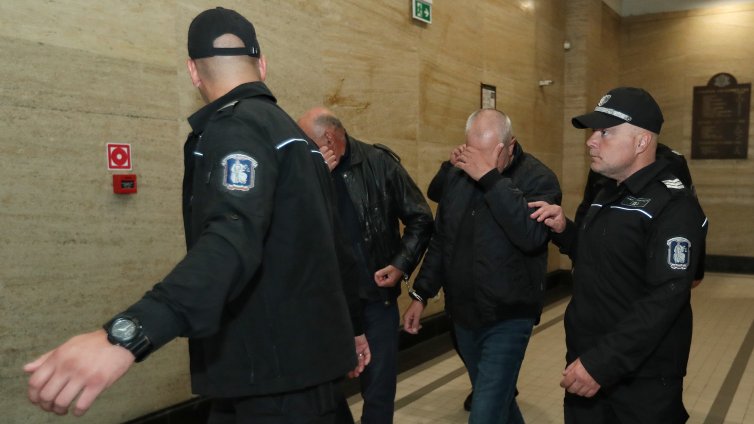 Обвинените в подкуп служители от "Автомобилна администрация" остават в ареста