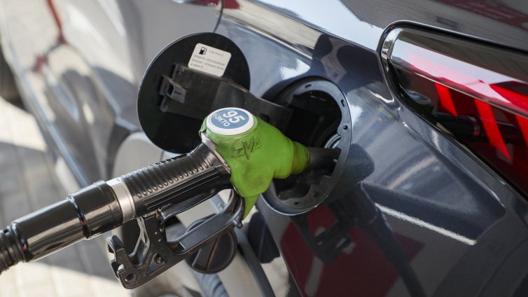 Европа може да ласкае Тръмп и да укорява Путин, като се откаже от нишовите руски горива