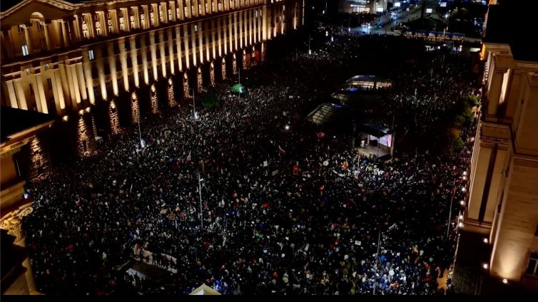  Триъгълникът на властта почерня от хора, протестиращи срещу Бюджет 2026 ВИДЕО