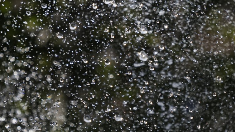 Предупреждения за значителни валежи в 17 области са обявени за днес