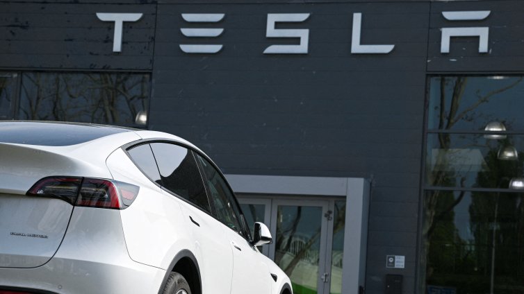 Tesla обмисля да преработи дръжките на вратите си след съобщения за заклещени пътници