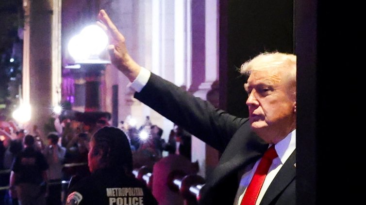 Протестиращи крещяха в лицето на Тръмп: Ти си Хитлер на нашето време ВИДЕО