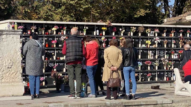 В кадър: Хиляди посетиха Централните софийски гробища за Черешова задушница