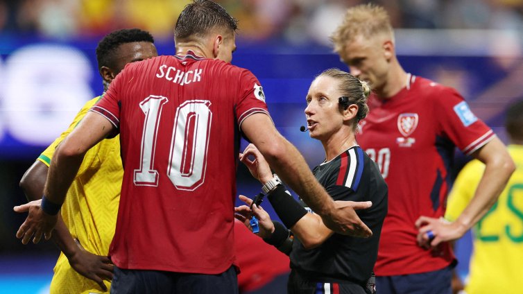 Мондиал 2026: За първи път три дами съдийстваха в мач от световни финали