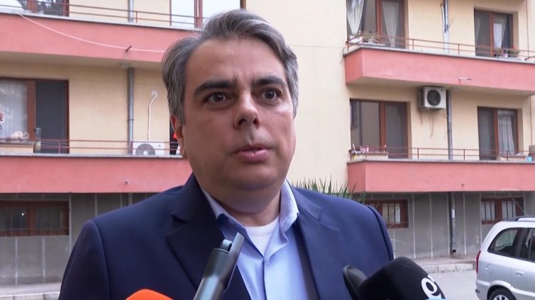 Асен Василев: 900 000 души показаха &bdquo;червен картон&ldquo; на Радев и ПБ