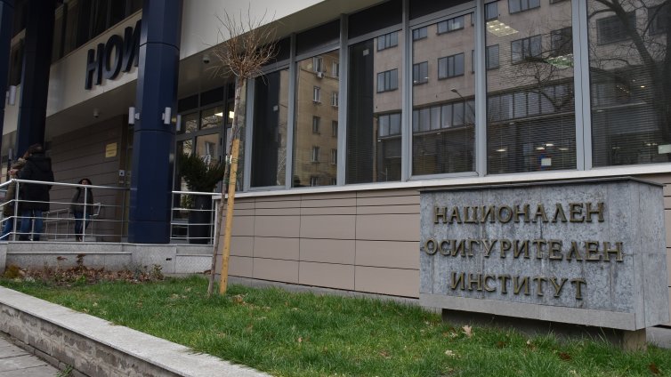 Работещите пенсионери у нас са близо 364 000