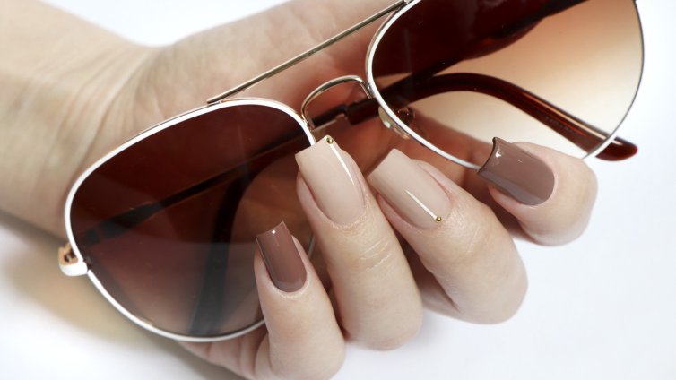 Маникюр "кафява захар" &ndash; най-сладката тенденция за есен 2025