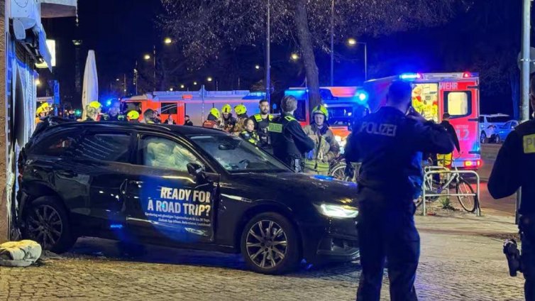Кола се вряза в пешеходци на оживена улица в Берлин