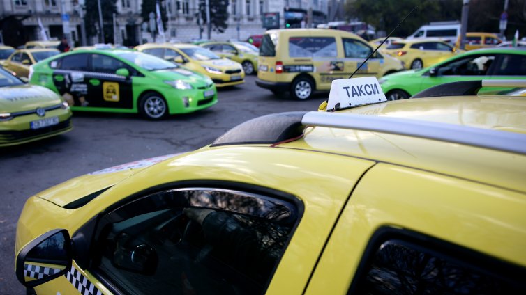 Такситата настояват да се движат в бус лентата