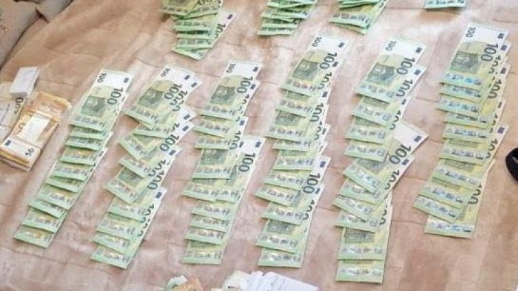Нов удар по купуването на гласове: Хванаха 200 евро в пликове във Варна