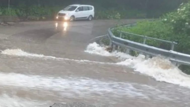 Вода заля пътя Ивайловград-Славеево