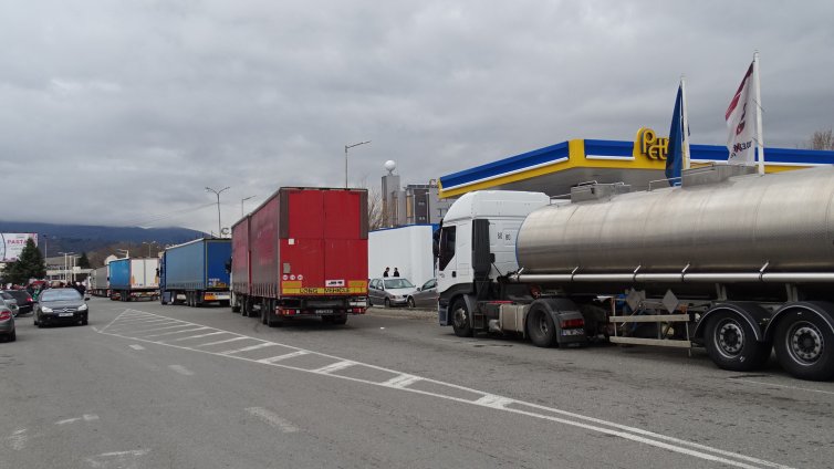 Превозвачите от РСМ прекратяват блокадата на границите