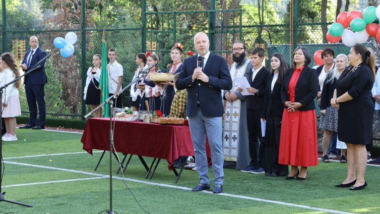 Премиерът Желязков: Над 20% от учителите са под 35 г.