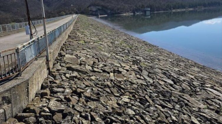 Контролирано изпускат вода от язовир &bdquo;Тича&ldquo;