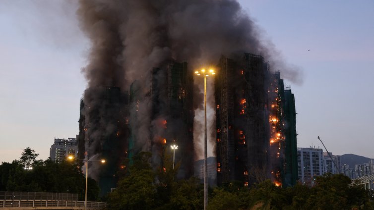 Груба небрежност е причината за големия пожар в небостъргача в Хонконг