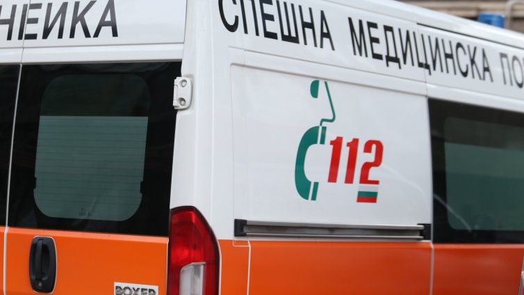 Трима пострадаха при сбиване пред магазин в Стара Загора