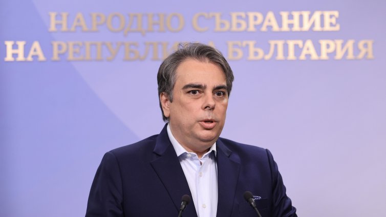 Асен Василев: Да затворим &bdquo;дупчицата&ldquo; в закона за рекламата на хазарта