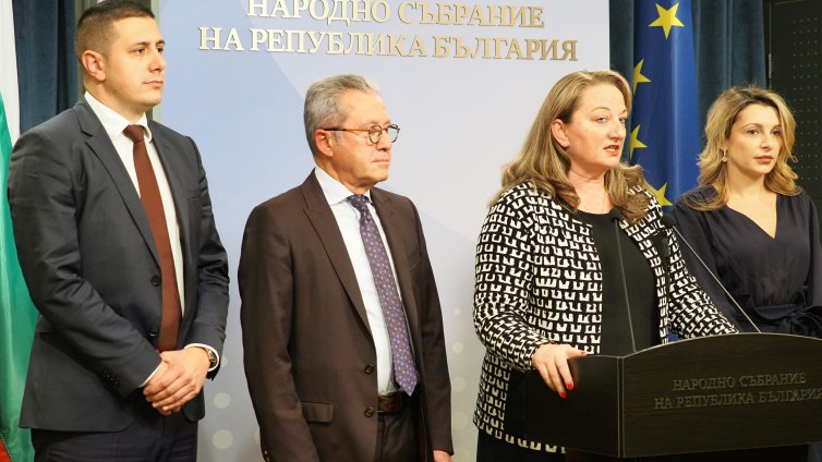 Управляващите си стиснаха ръцете: Минималната работна заплата ще бъде 620 евро