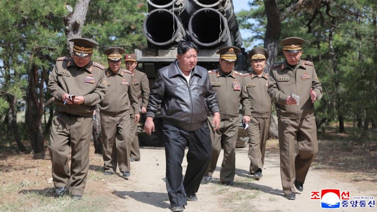 Ким Чен Ун към армията си: Трябва постоянно да сте готови за война