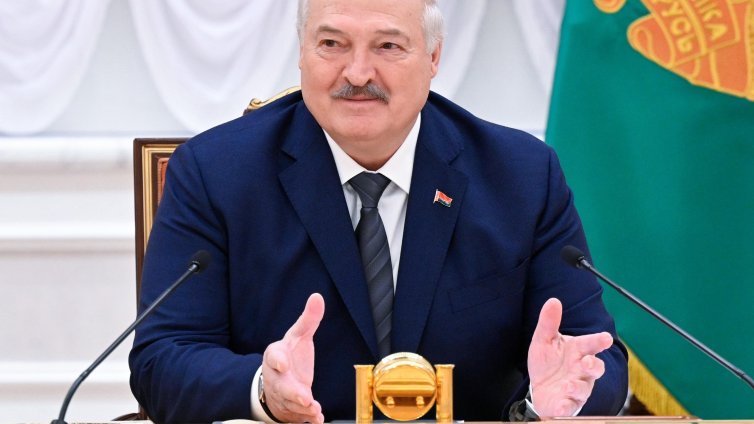 Неговият наркотик е властта: Лукашенко играе между Путин и Запада