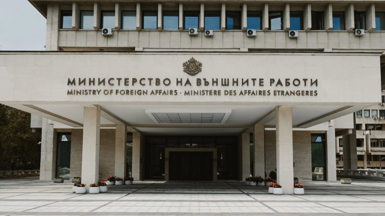 Външният министър към майката на Ива Михайлова: Тя не е сама