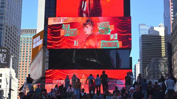 Тейлър Суифт мина рекорда на Адел за най-много продадени албуми за седмица  