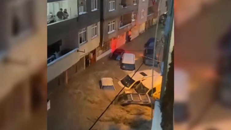Истанбул парализиран от поройни дъждове, има две жертви (ВИДЕО)