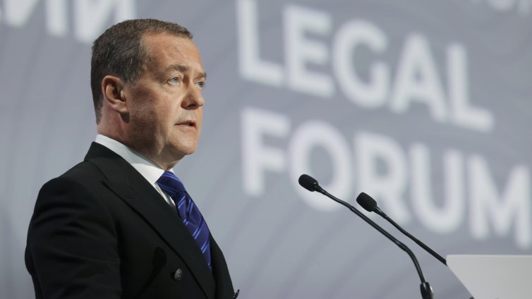 Как Дмитрий Медведев се превърна от приятел на Запада в злодей 