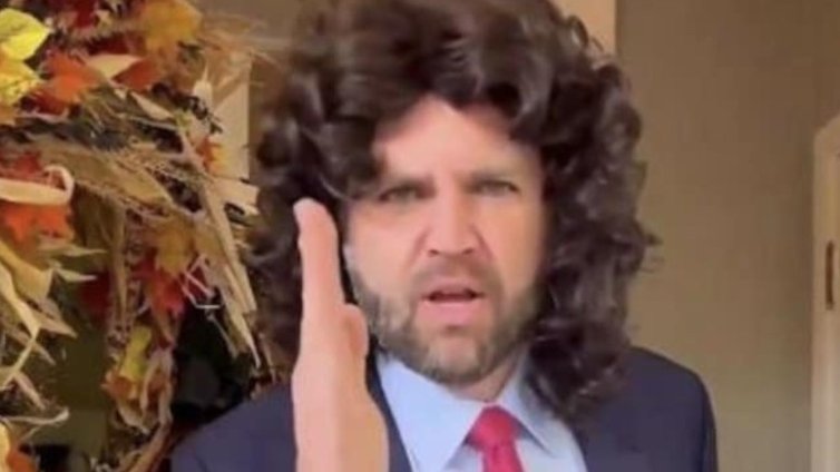 Ванс показа самоирония и се появи с къдрава перука за Хелоуин 