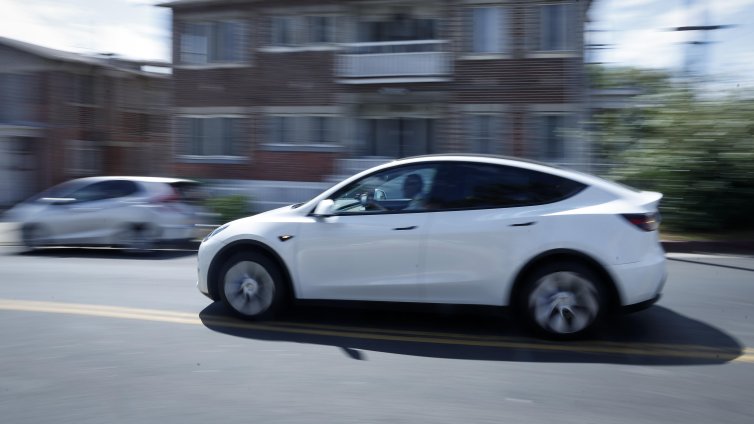 Разследват опасни ли са за живота модерните дръжки на вратите на Tesla