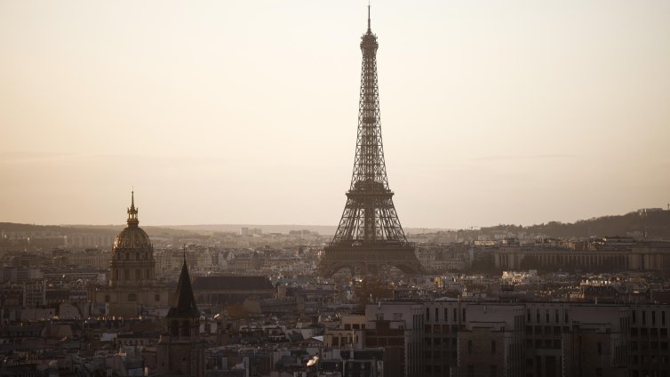 Десетки задържани в Париж, след като палиха фойерверки край Айфеловата кула