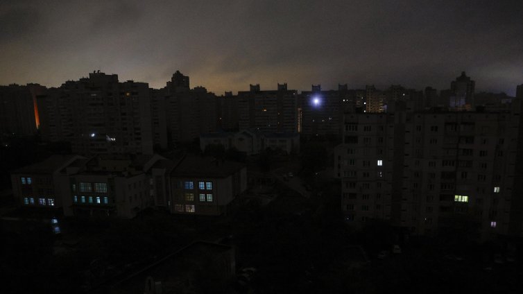 Руска въздушна атака в Киев, има щети по сгради