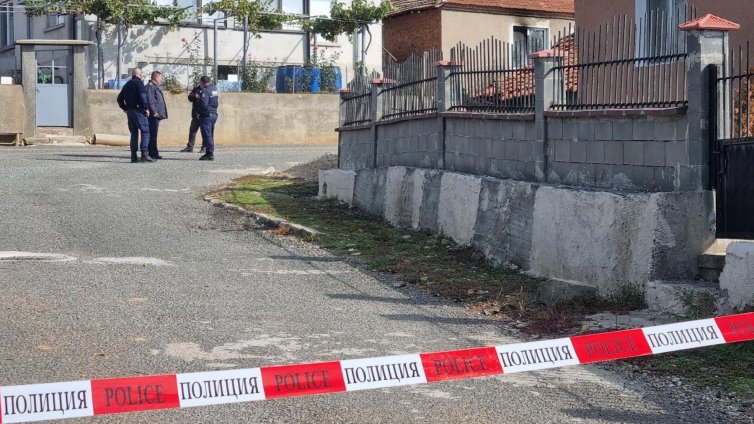 Полицията тараши домове за оръжия след тройното убийство в Люляково