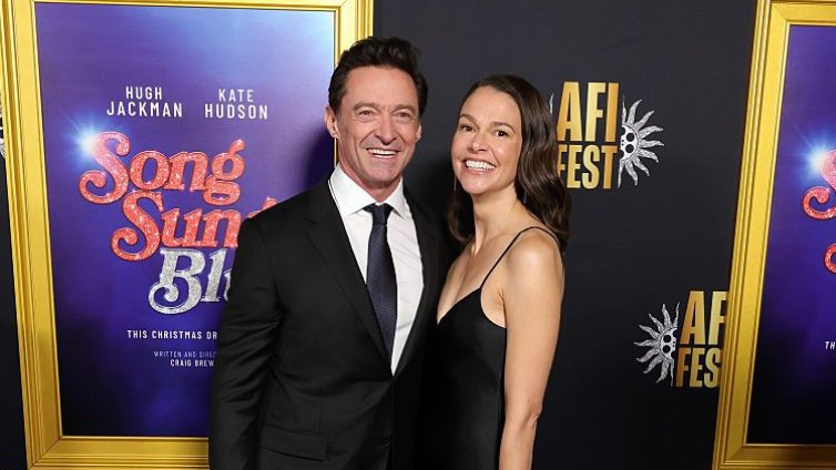 В кадър: Хю Джакман и Сътън Фостър дебютираха като двойка на червения килим