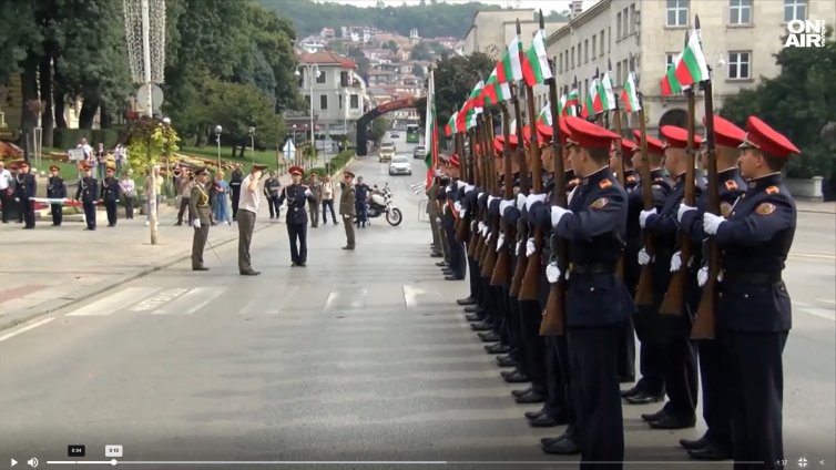 Търновци поднесоха венци пред паметника на ген. Сава Муткуров