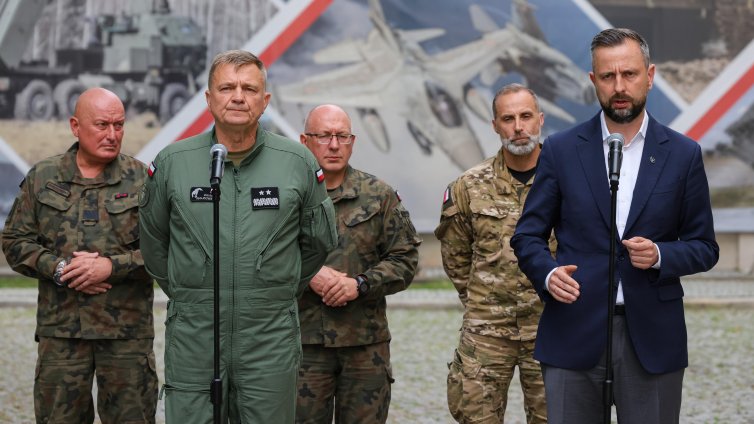 Полша вдигна бойни самолети заради руски дронове