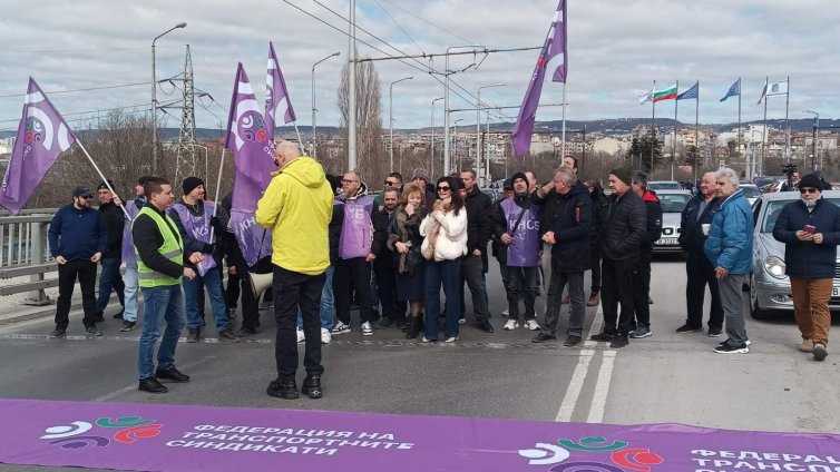 Протест блокира Аспаруховия мост във Варна