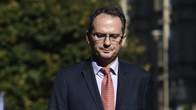 Българският разследващ журналист Христо Грозев с наградата "Журналист на годината" в Берлин