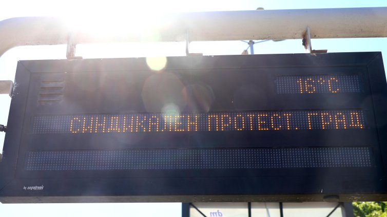 Шофьор на тролейбус показа фиша си: 2603 лв заплата с 28 часа извънреден труд