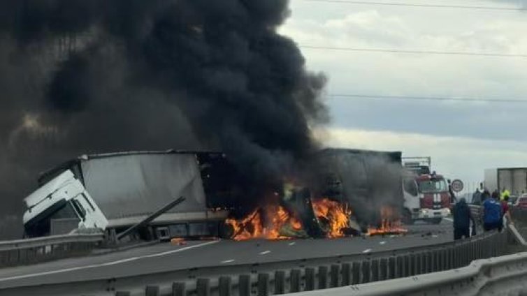 Загинал е един от шофьорите при зверската катастрофа между ТИР-ове на Северната тангента